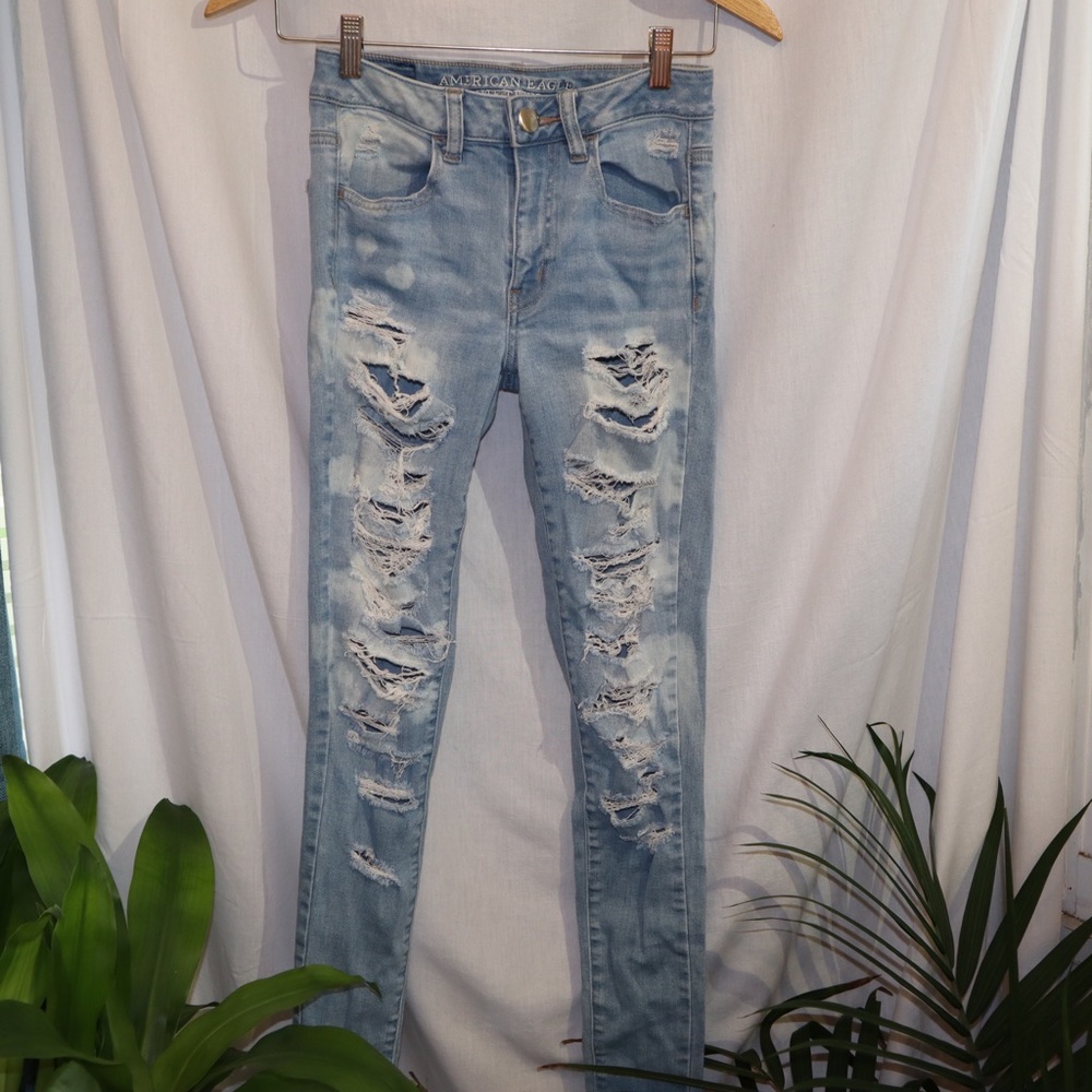 Ripped Loght Wash American Eagle Jeans High-Rise